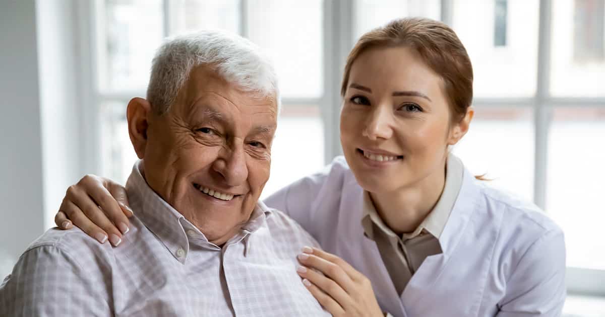Senior / Rentner mit Haushaltshilfe an der Seite - Porträt